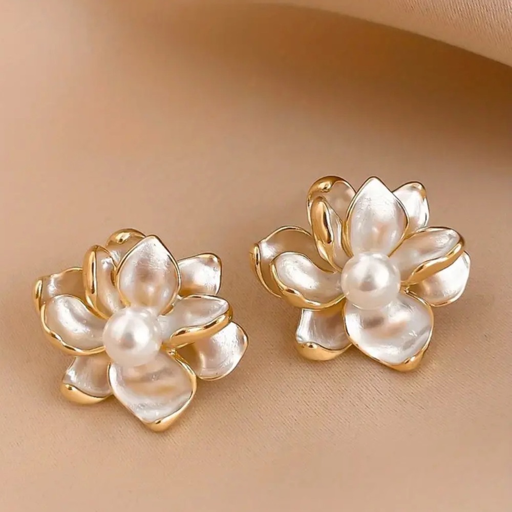 NWOT - Shimmering Magnolia Post Earrings